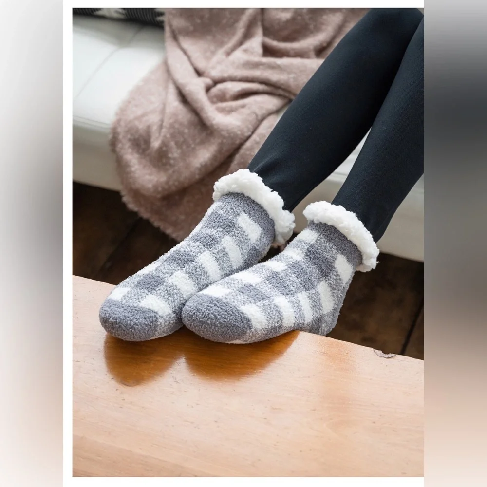 MUK LUKS 2pairs warm & cozy faux fur pink & gray plaid Ankle Height‎ Cabin socks